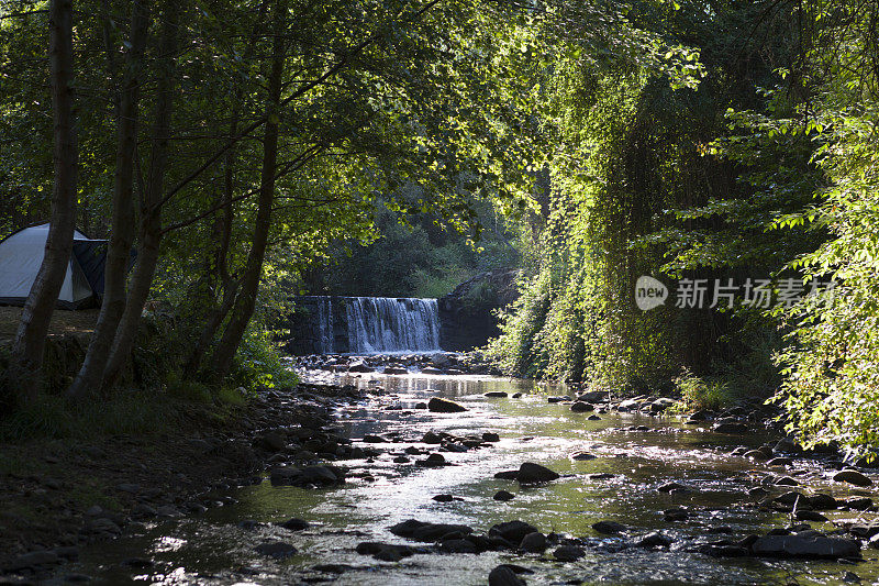 在杜罗山谷Mesão Frio瀑布上的帐篷